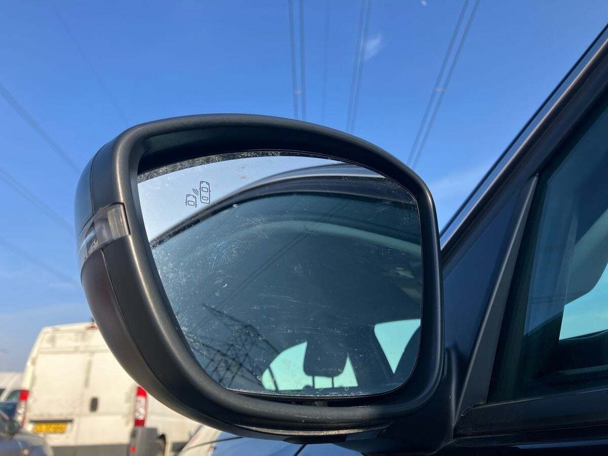 Sort Opel Mokka-e fra 2023