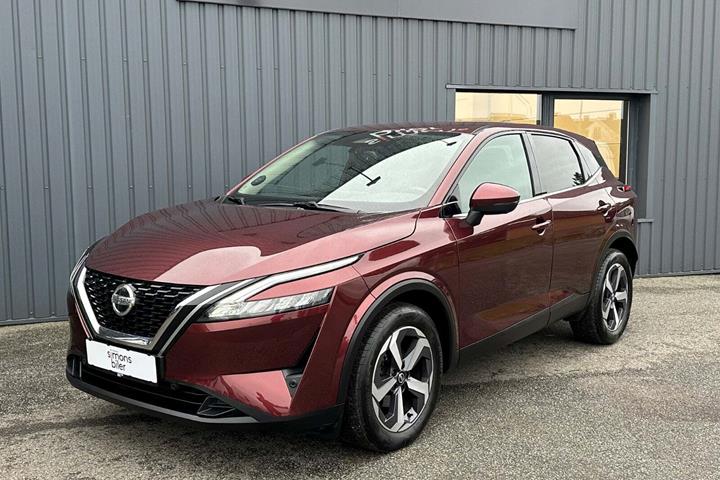 Rød Nissan Qashqai fra 2022 set udefra