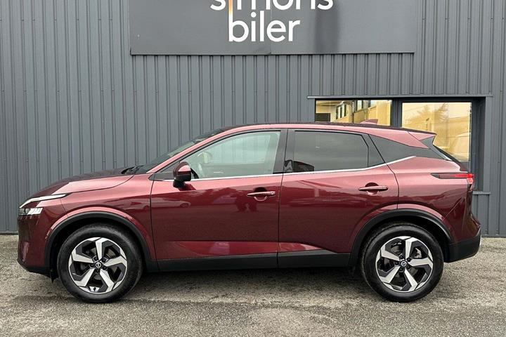 Rød Nissan Qashqai fra 2022