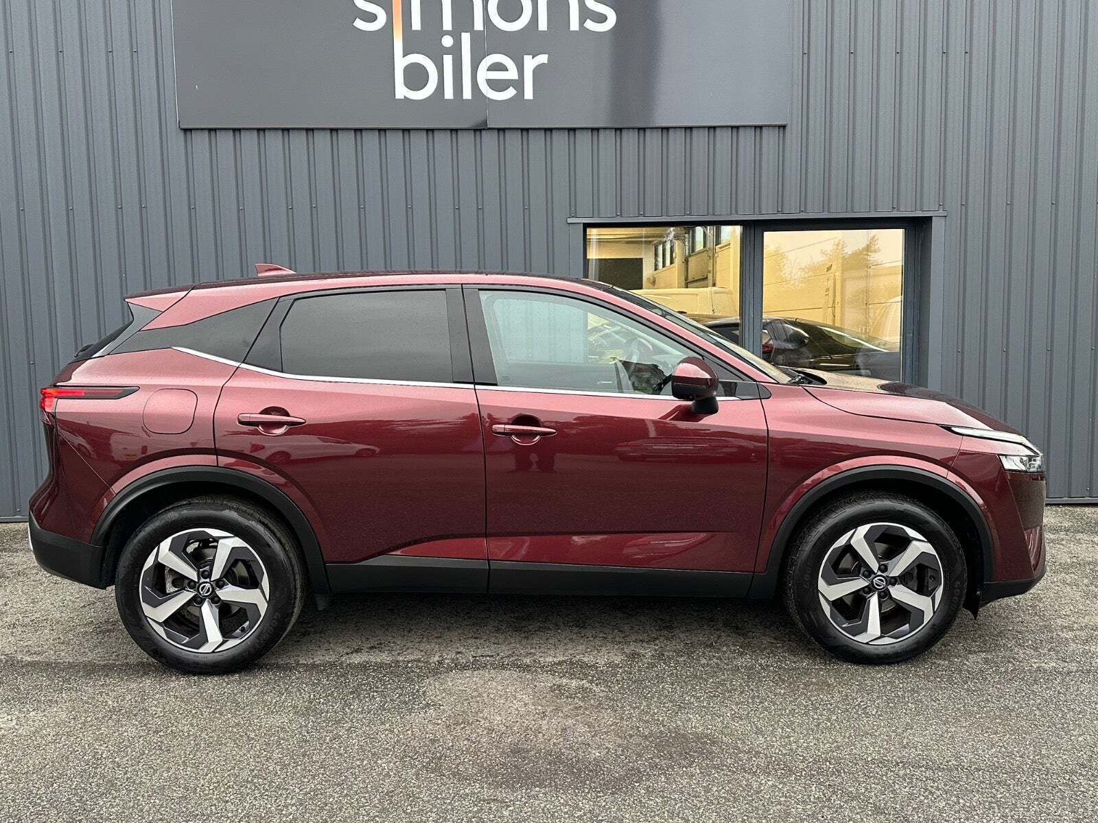Rød Nissan Qashqai fra 2022