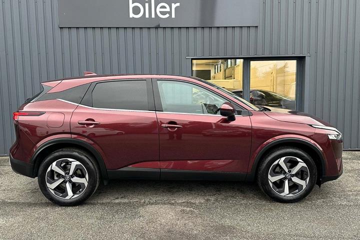 Rød Nissan Qashqai fra 2022