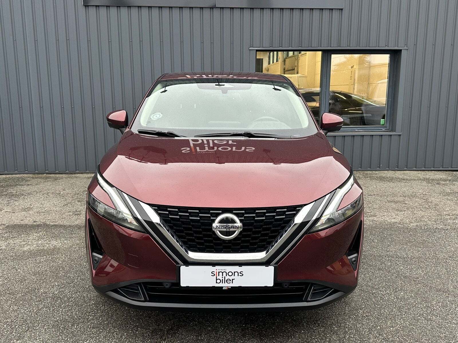 Rød Nissan Qashqai fra 2022
