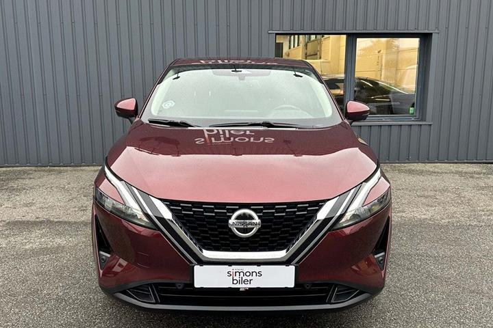 Rød Nissan Qashqai fra 2022