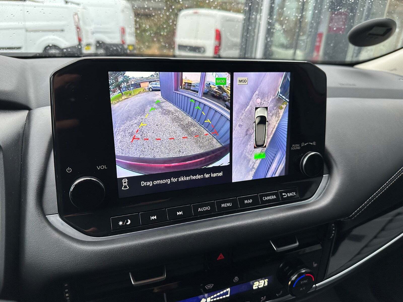 Rød Nissan Qashqai fra 2022