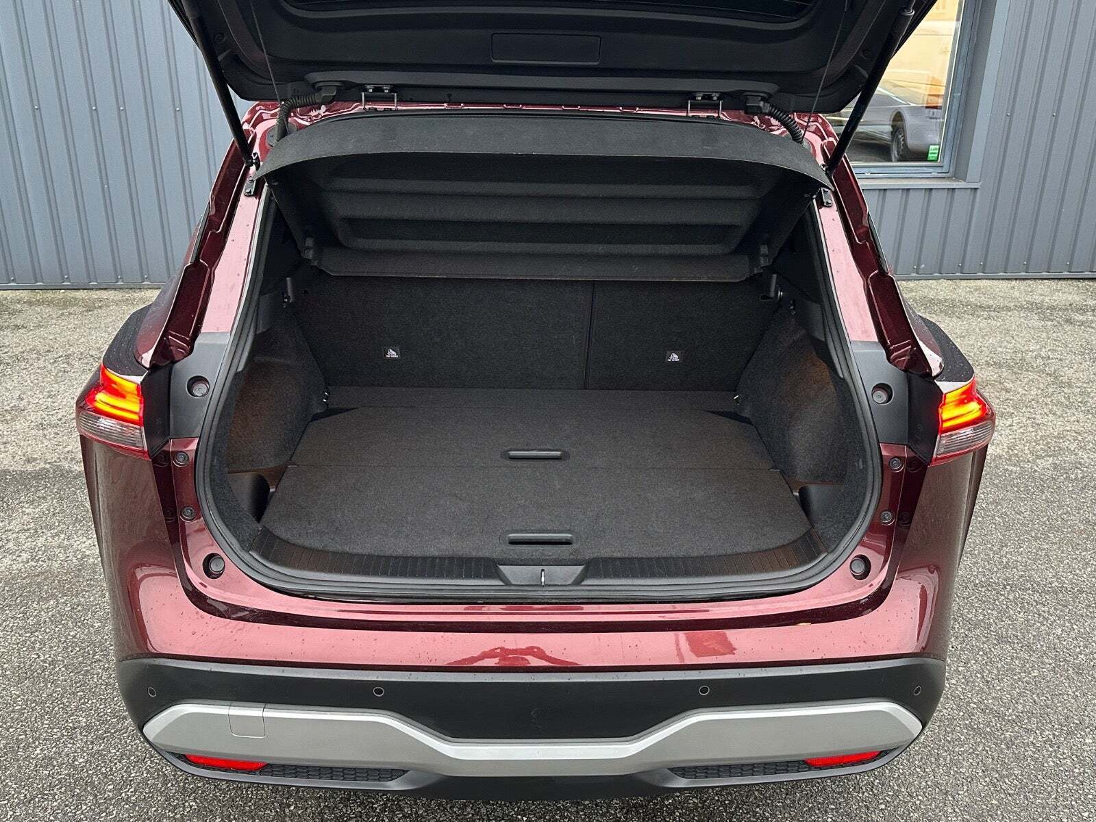 Rød Nissan Qashqai fra 2022