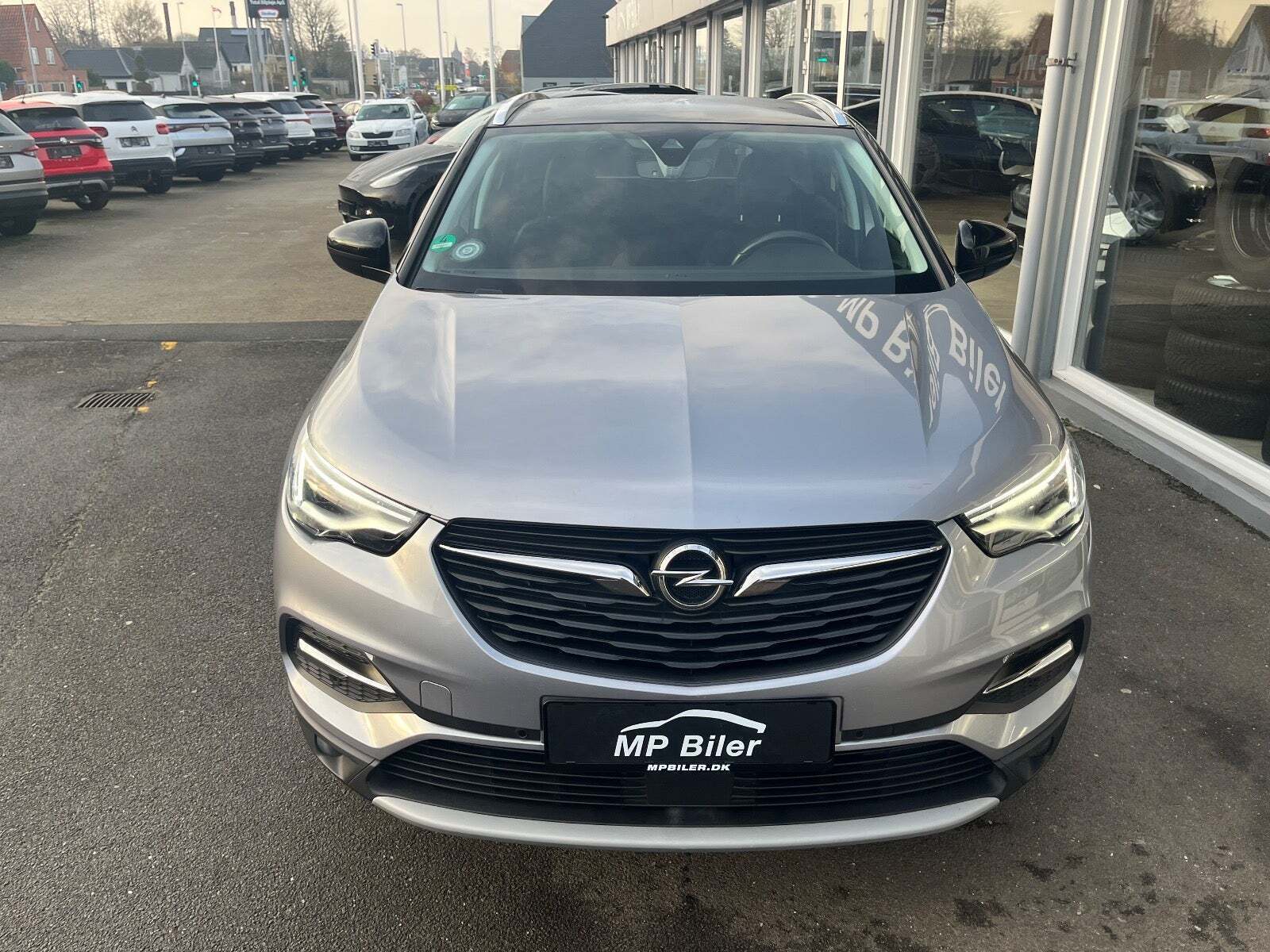 Sølv Opel Grandland X fra 2021 set udefra