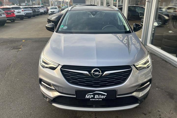 Sølv Opel Grandland X fra 2021 set udefra