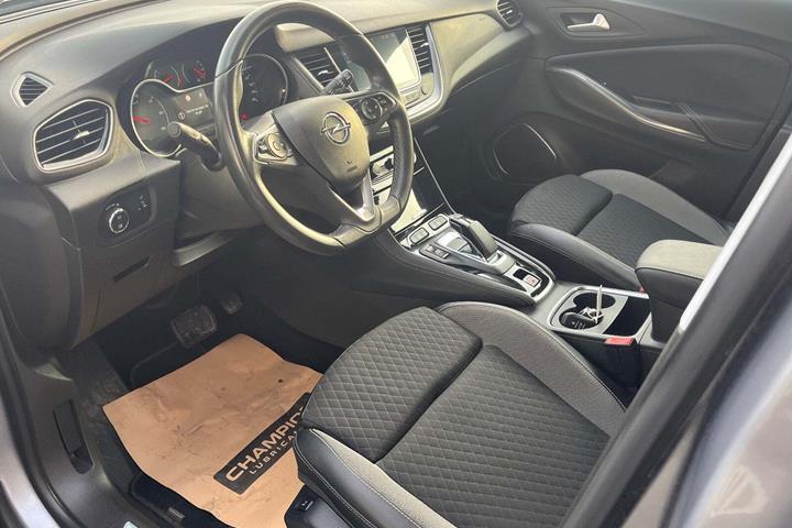 Sølv Opel Grandland X fra 2021 set indefra