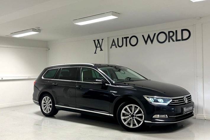 Sort VW Passat fra 2016 set udefra