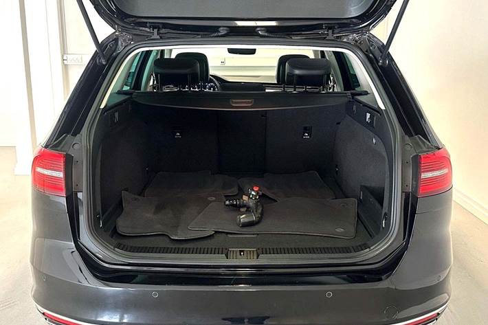 Sort VW Passat fra 2016