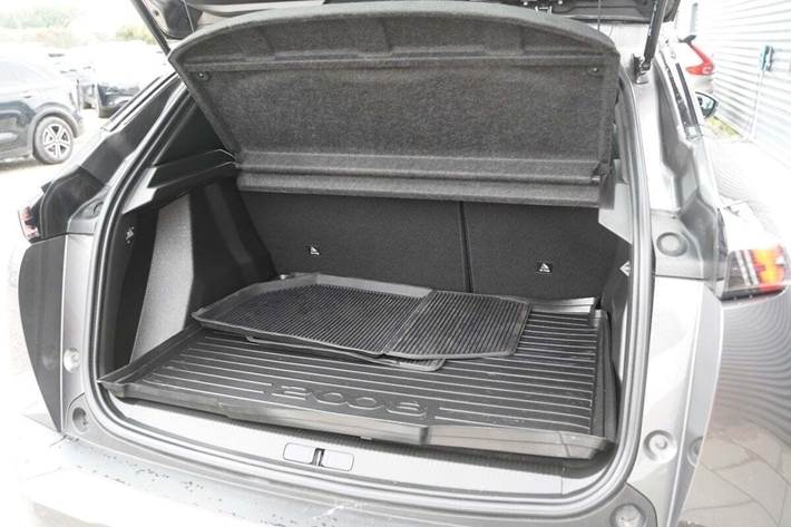 Grå Peugeot 2008 fra 2021