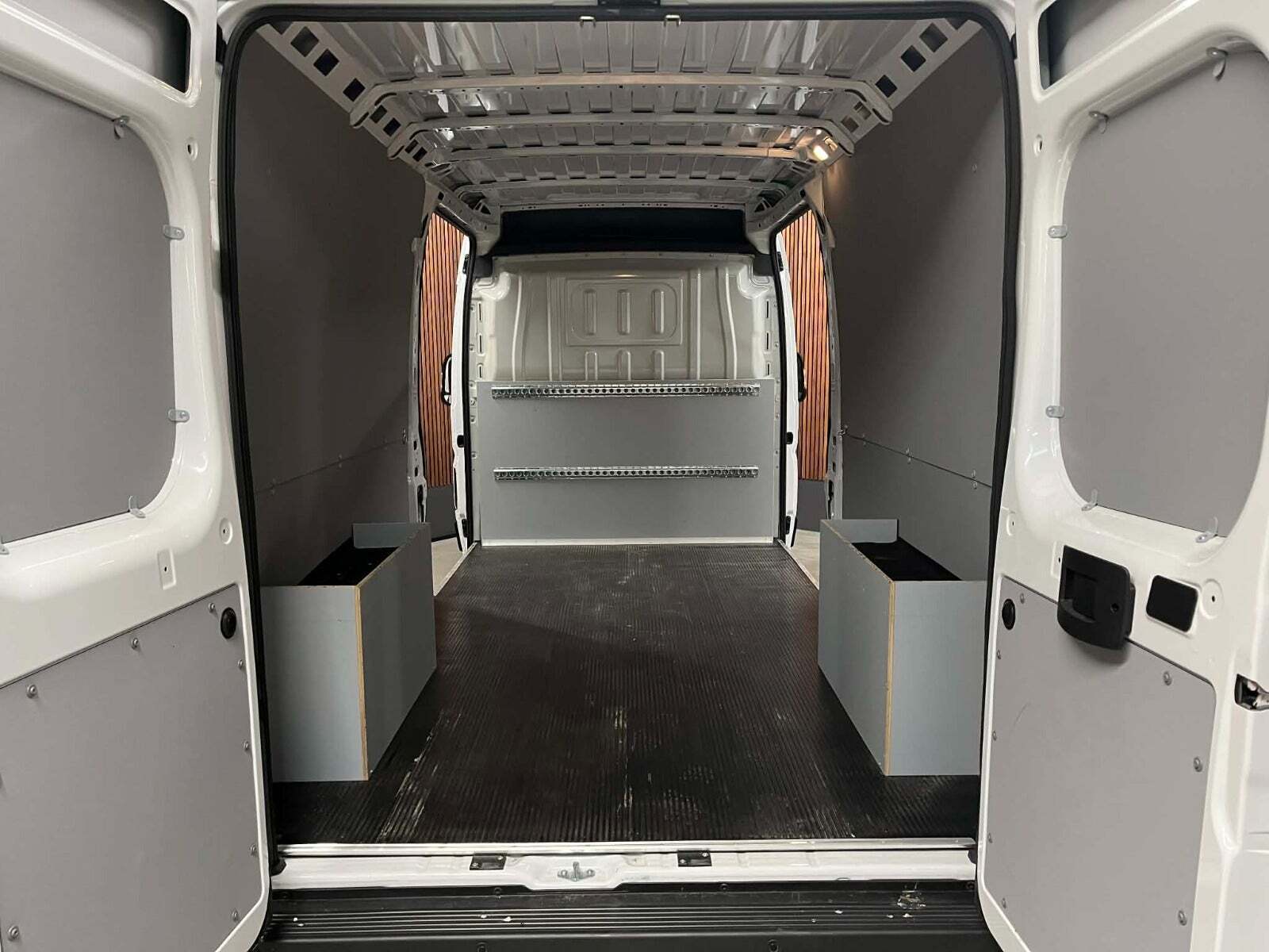 Hvid Opel Movano 33 fra 2025