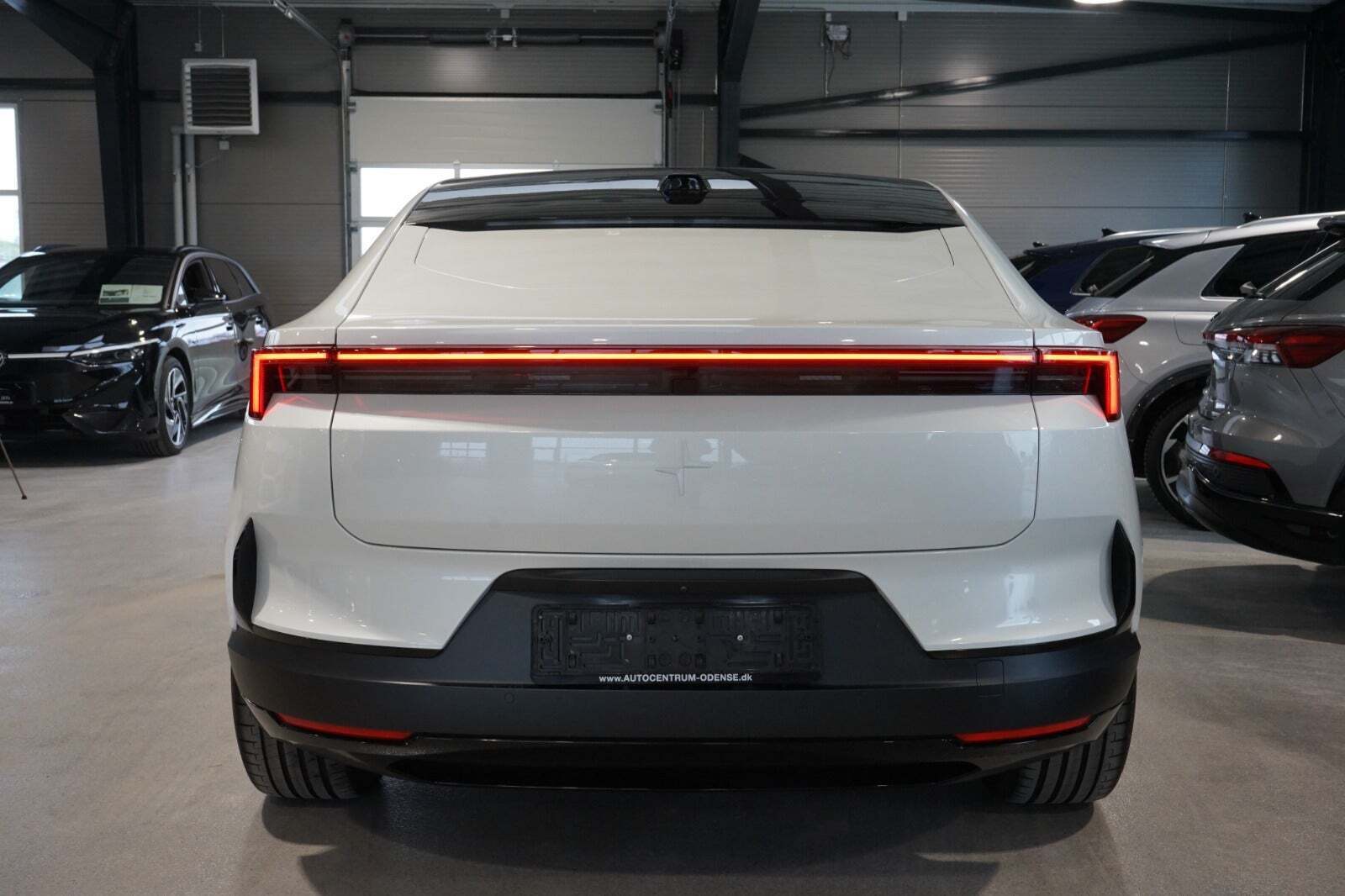 Hvid Polestar 4 fra 2025