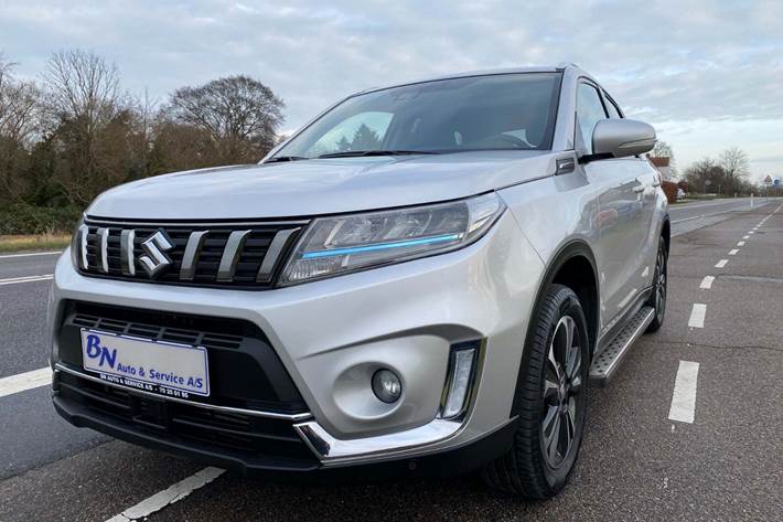 Sølv Suzuki Vitara fra 2022 set udefra