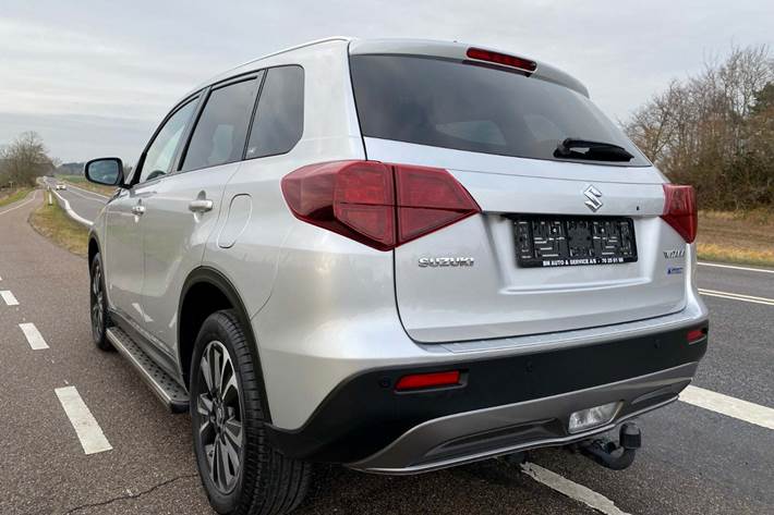 Sølv Suzuki Vitara fra 2022