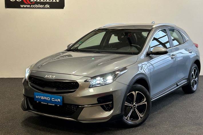 Grå Kia XCeed fra 2022 set udefra