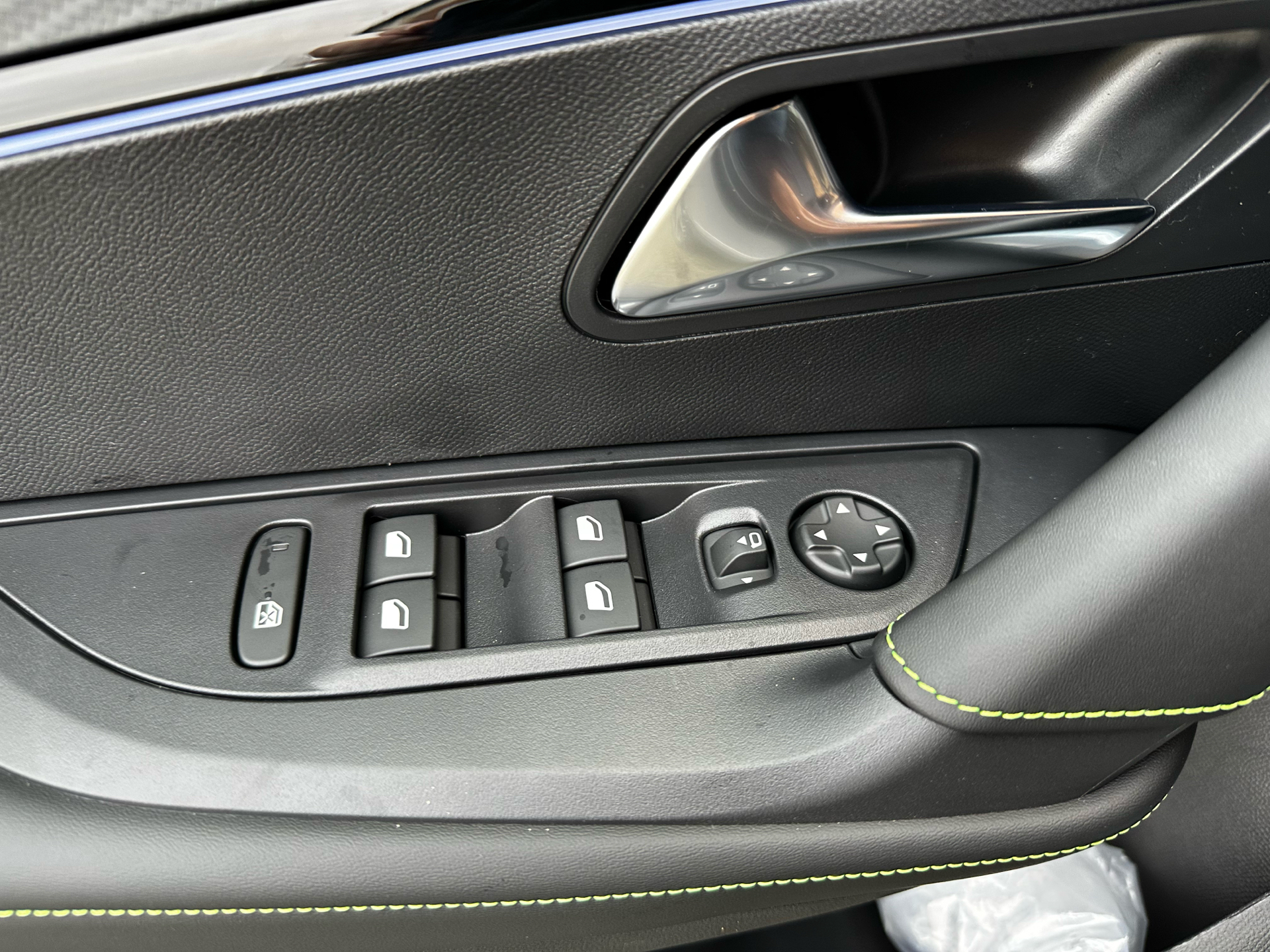 Grå Peugeot e-2008 fra 2025