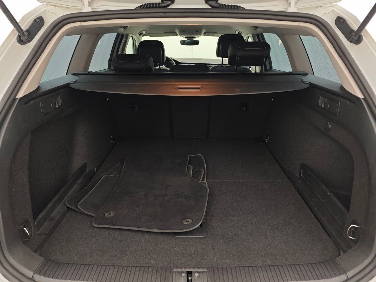 Hvid VW Passat fra 2022