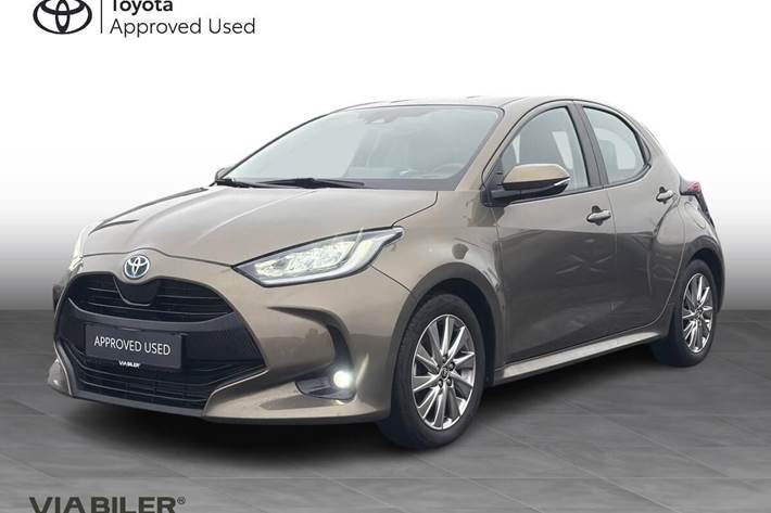 Bronze Toyota Yaris fra 2022 set udefra