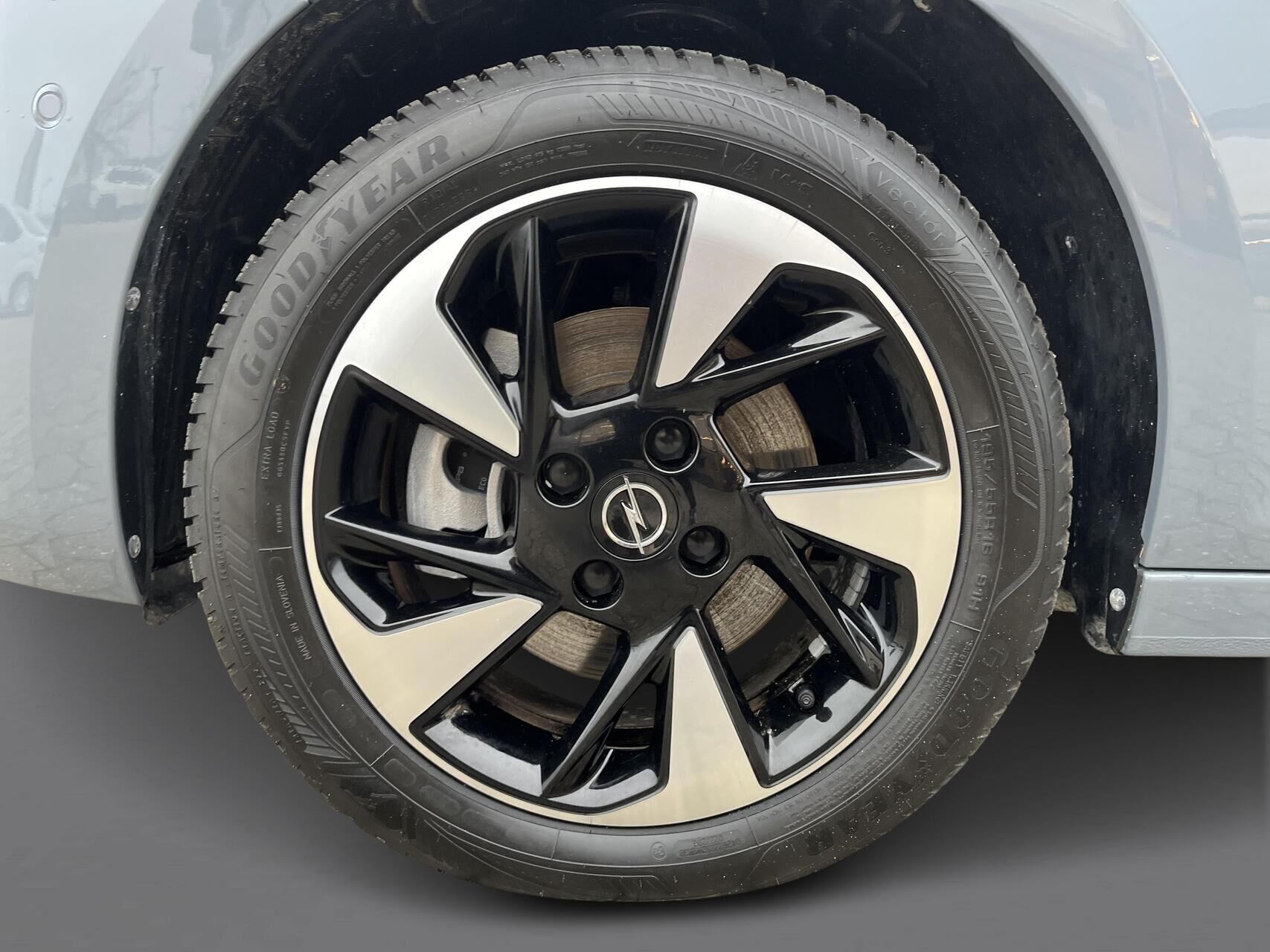 Grå Opel Corsa-e fra 2024