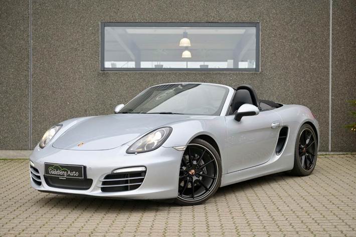 Sølv Porsche Boxster fra 2014 set udefra