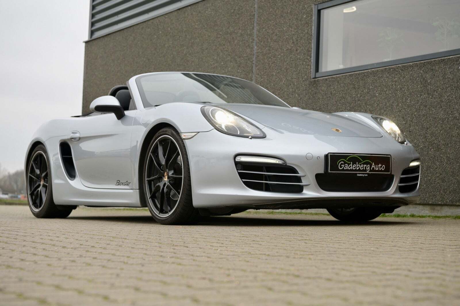 Sølv Porsche Boxster fra 2014 set udefra