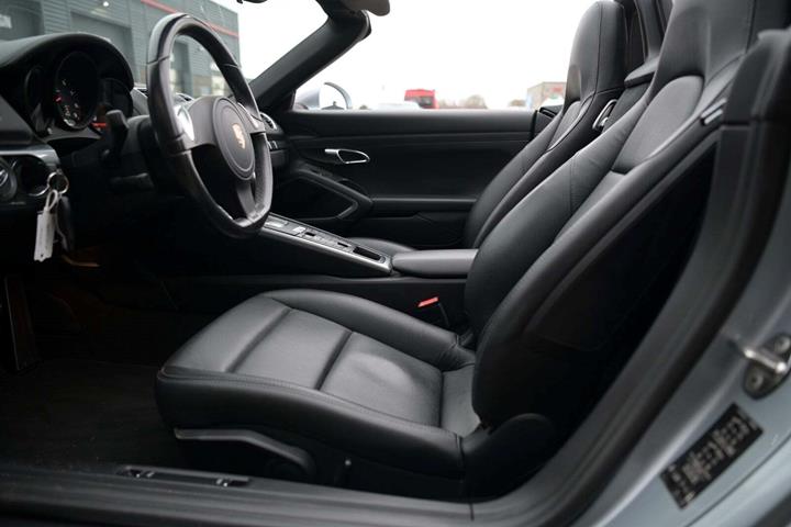 Sølv Porsche Boxster fra 2014 set indefra
