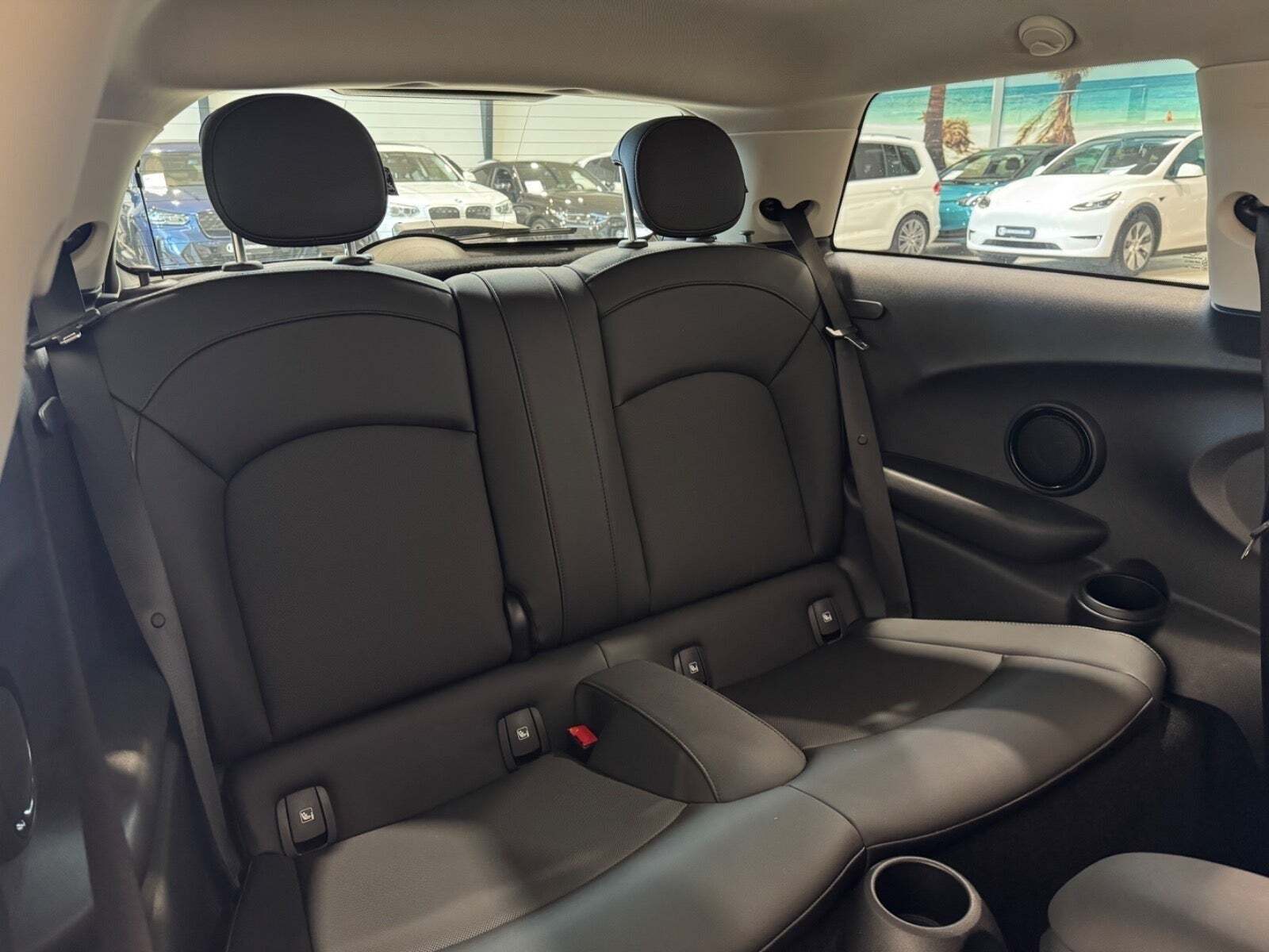 Hvid Mini Cooper SE fra 2023