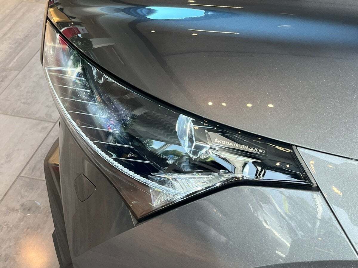 Grå Skoda Enyaq fra 2024