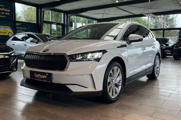 Hvid Skoda Enyaq fra 2022 set udefra