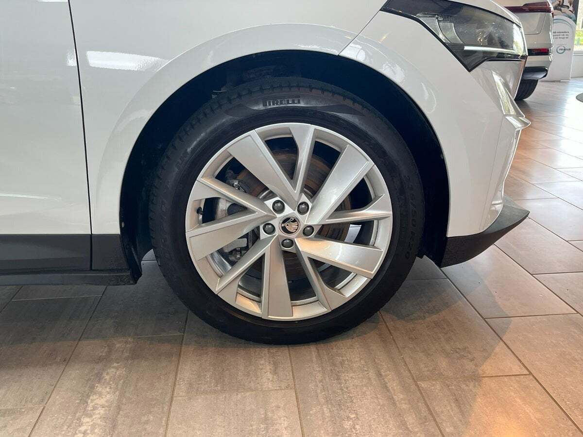 Hvid Skoda Enyaq fra 2022