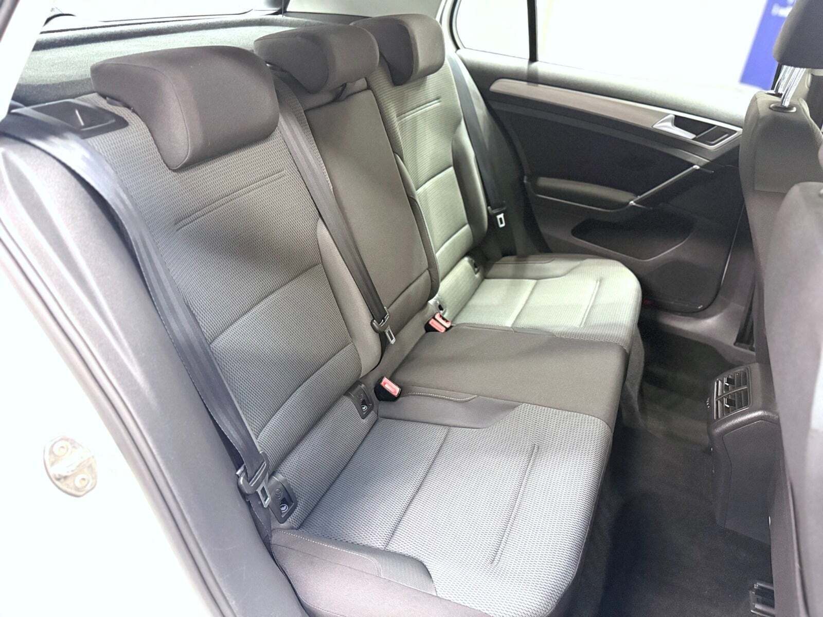 Hvid VW Golf VII fra 2014