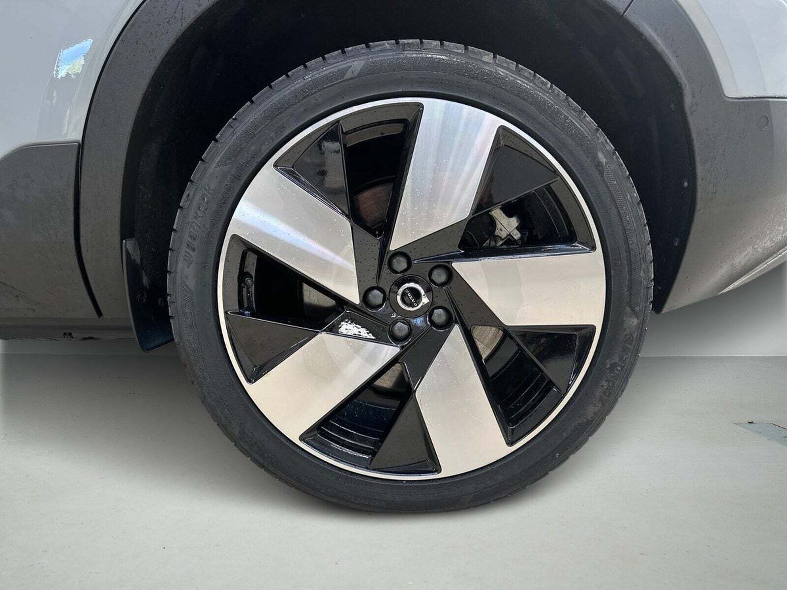 Grå Volvo EX40 fra 2025