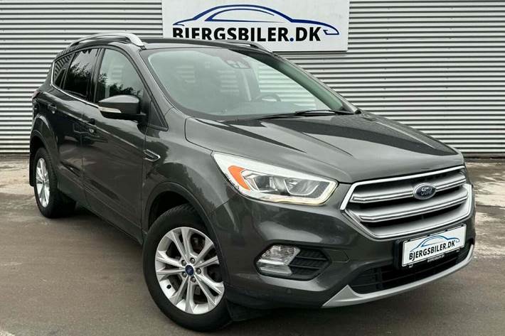 Grå Ford Kuga fra 2017 set udefra