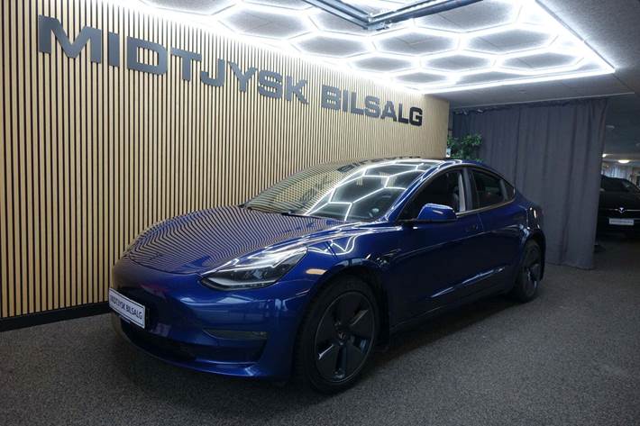 Blå Tesla Model 3 fra 2021 set udefra