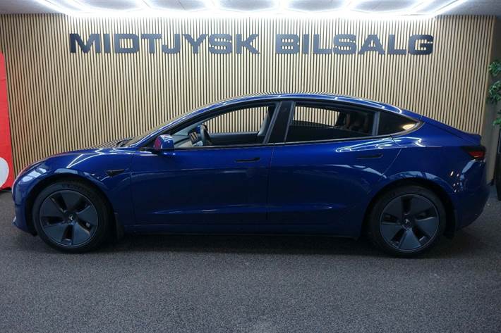 Blå Tesla Model 3 fra 2021