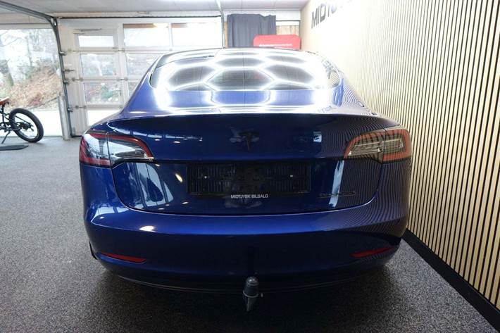 Blå Tesla Model 3 fra 2021