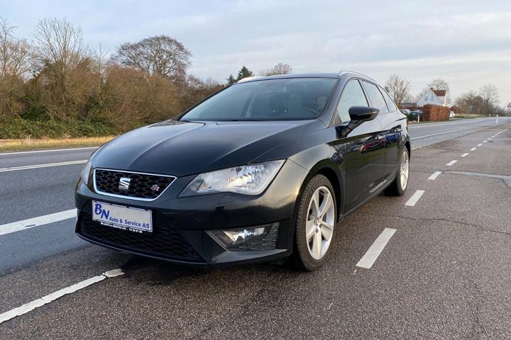 Sort Seat Leon fra 2016 set udefra