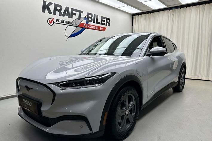 Hvid Ford Mustang Mach-E fra 2023 set udefra