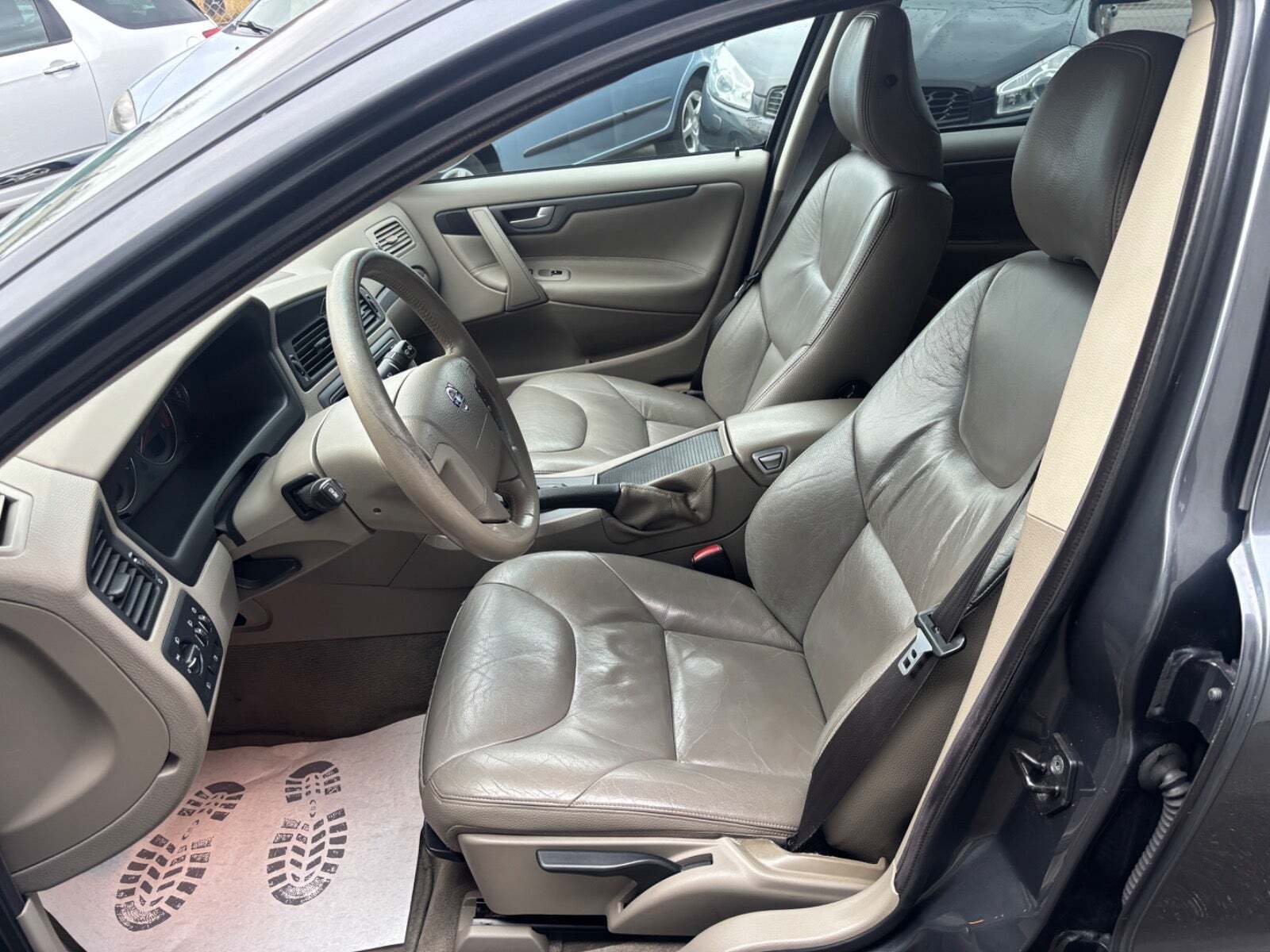 Grå Volvo V70 fra 2005