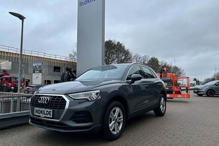Grå Audi Q3 fra 2023 set udefra