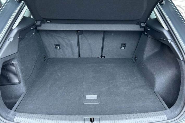 Grå Audi Q3 fra 2023