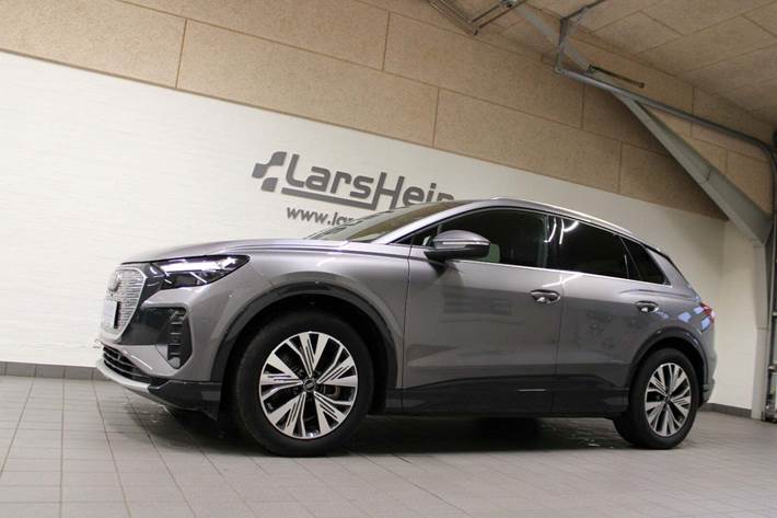 Grå Audi Q4 e-tron fra 2024