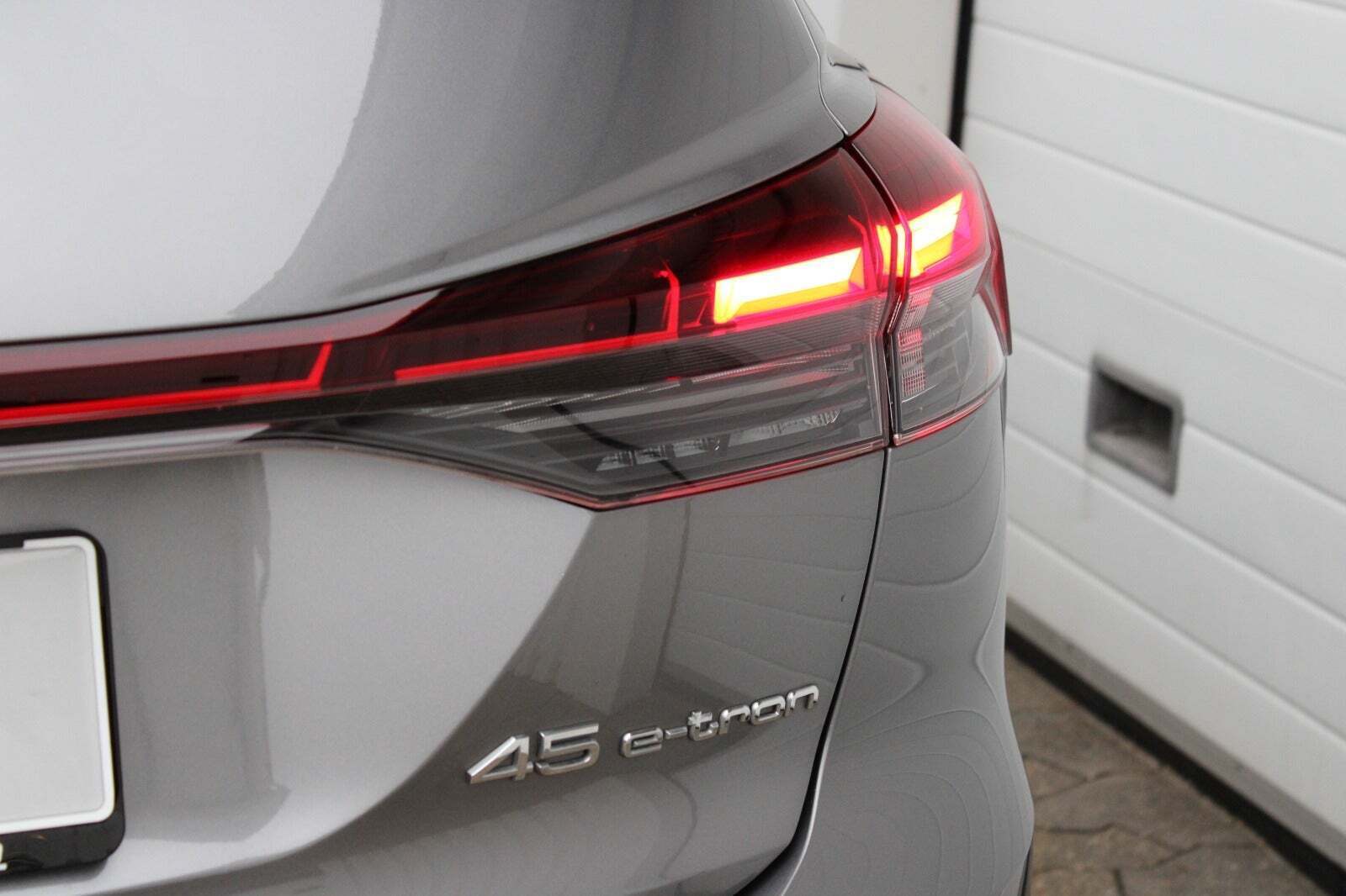 Grå Audi Q4 e-tron fra 2024