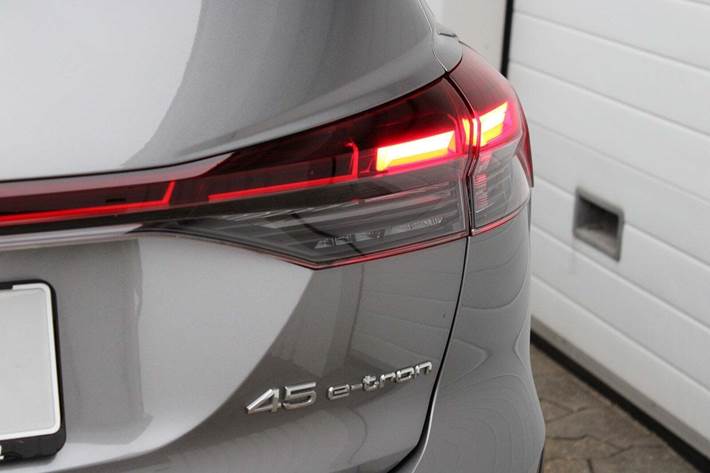 Grå Audi Q4 e-tron fra 2024