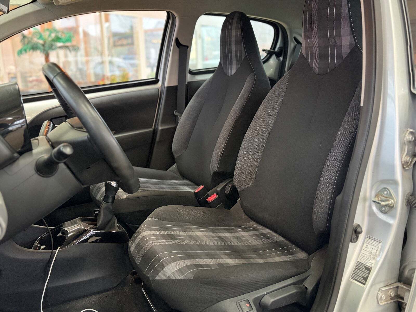 Grå Peugeot 108 fra 2018