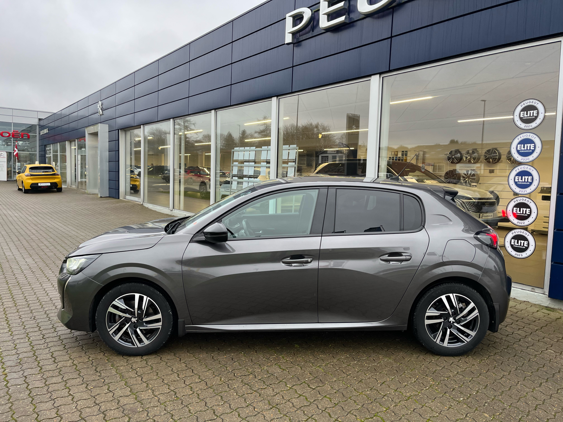 Grå Peugeot 208 fra 2022