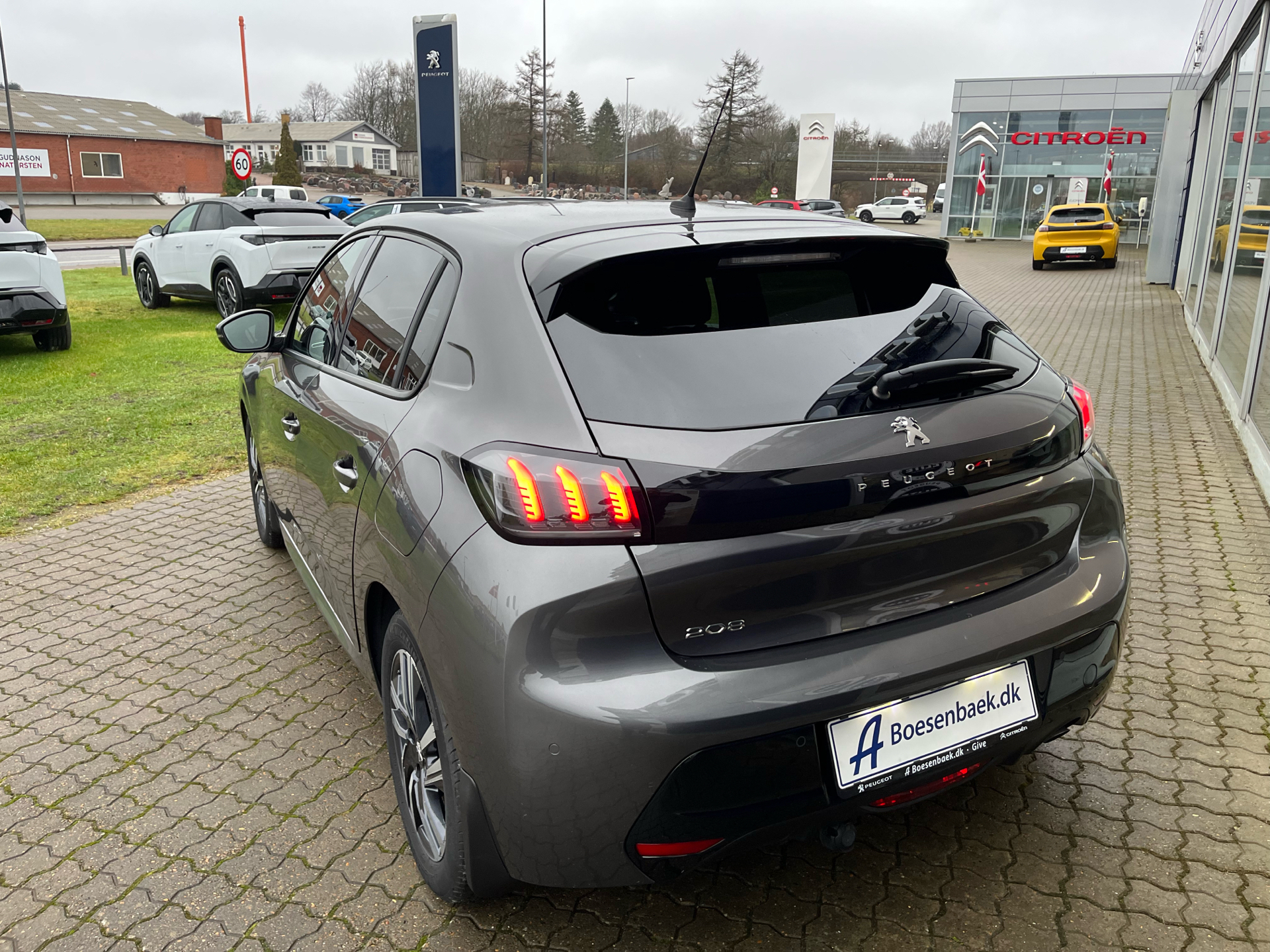Grå Peugeot 208 fra 2022