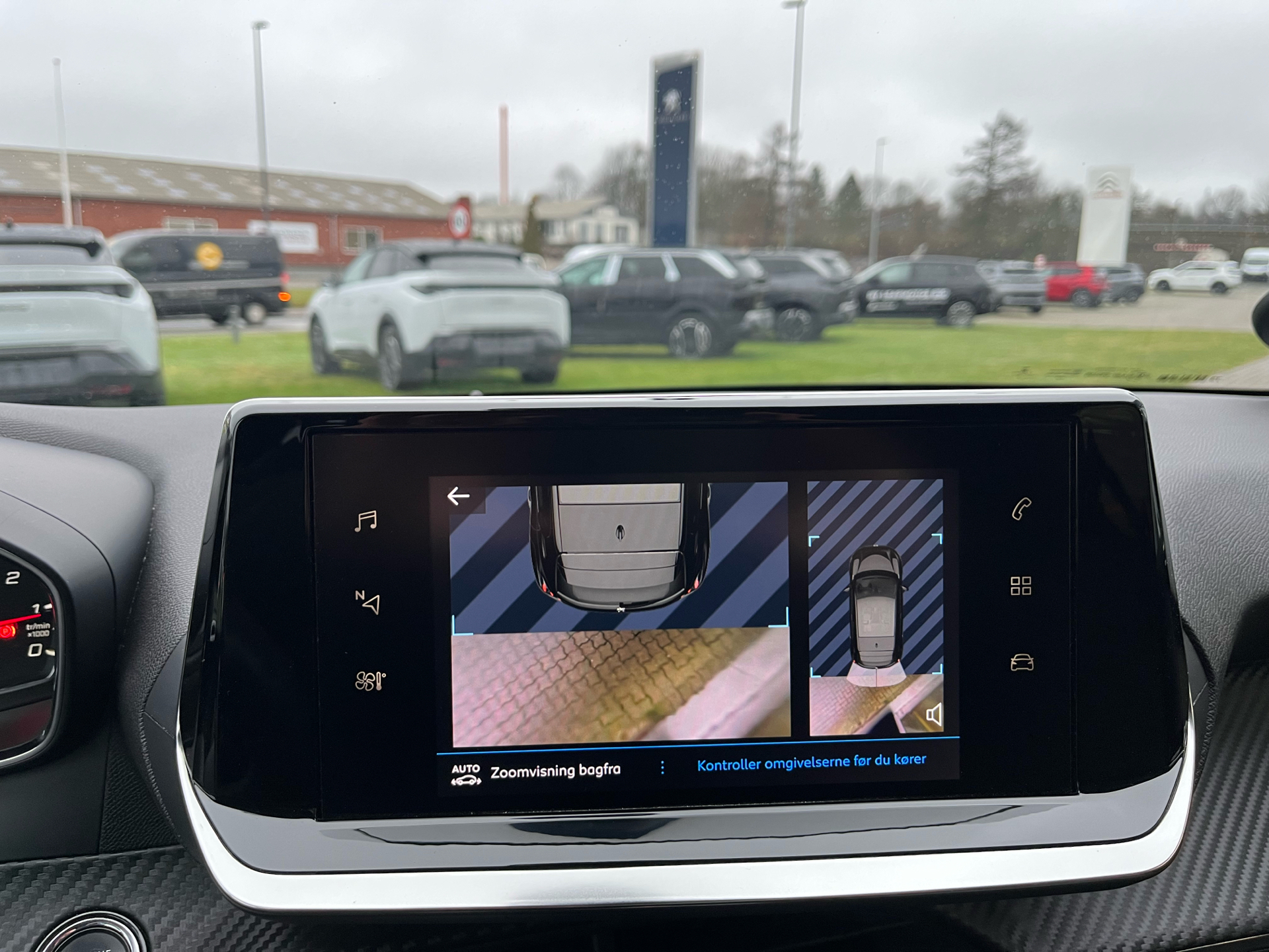 Grå Peugeot 208 fra 2022