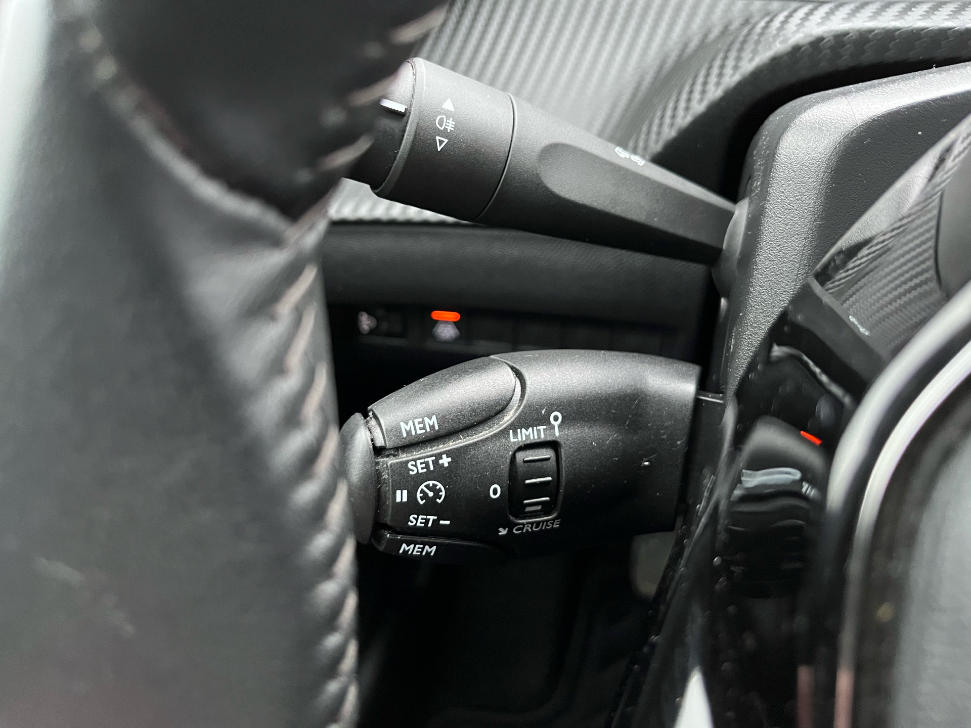Grå Peugeot 208 fra 2022